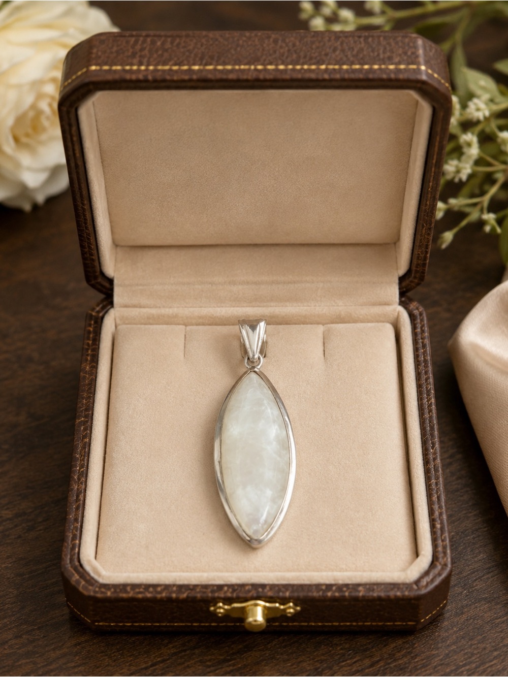 Elegant Silver Pendant with White quartz